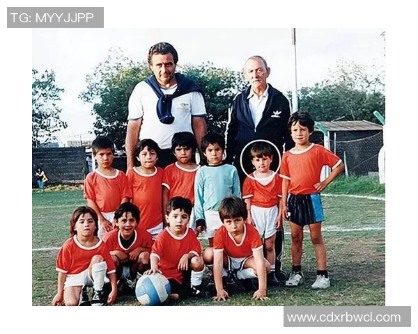 从童年到绿茵传奇揭秘足球巨星小时候的模样与成长故事