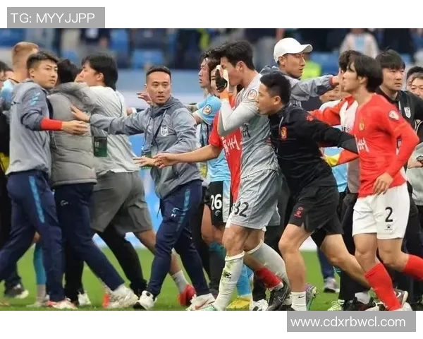 打人足球球星引发争议：职业道德与场上暴力行为的深度剖析