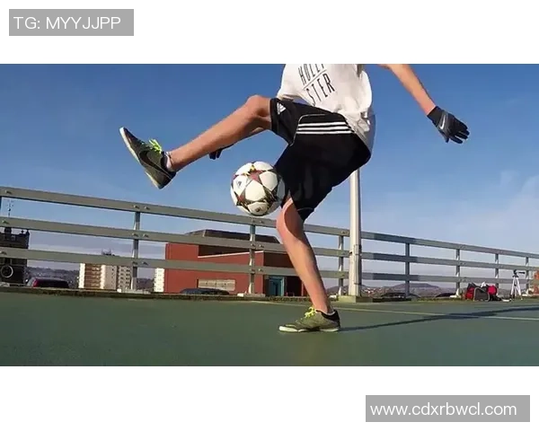 炫技巅峰球星花式足球秀点燃激情展现极致技巧与运动魅力