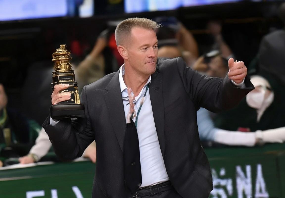 湖人雄鹿队最佳教练魔咒：NBA竞技体育荣誉与残酷的解雇法则