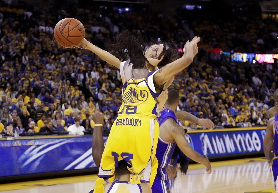 库里三分球精准开局，勇士团队传导球流畅引领胜利，库追挡拆战术高效，防守轮转迅速，替补阵容火力全开